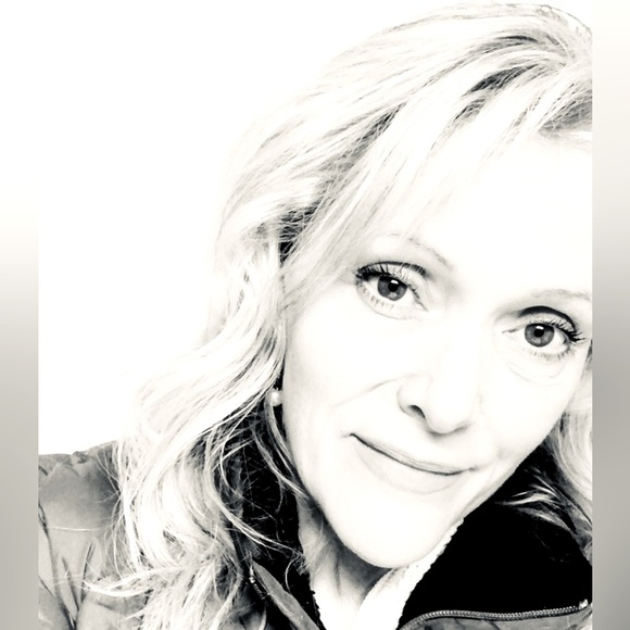 Meet your Posher, Debbie - Picture 1 of 6